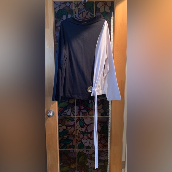 New black and white large VENUS womens top. - Picture 1 of 4